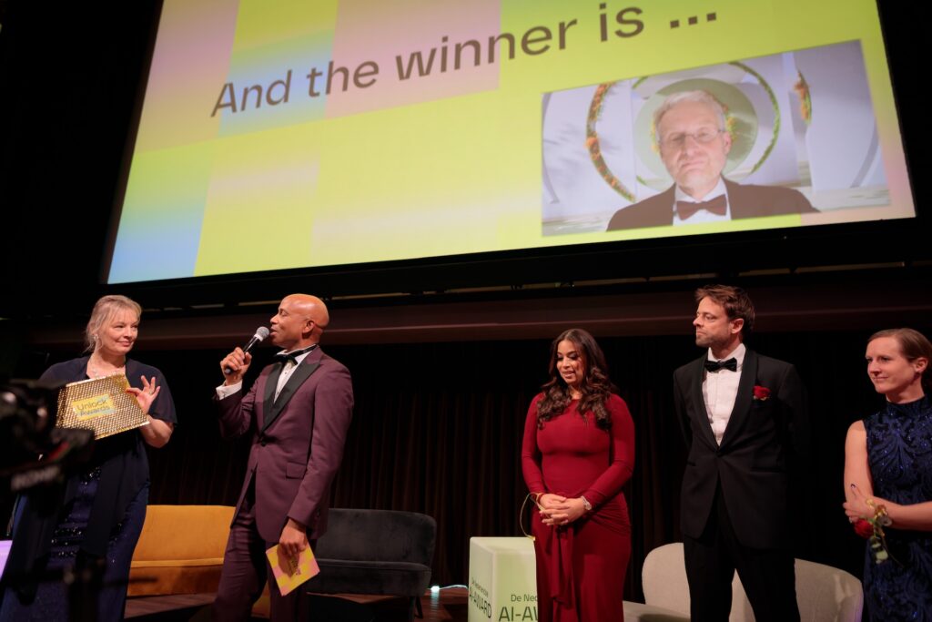 Van links naar rechts: Saskia Vlaar, Humberto Tan, Gabriella Obispa, Felienne Hermans en Kim van den Akker.